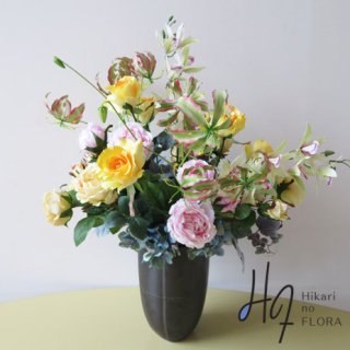 光触媒造花アレンジメント【エルマ】グロリオサがバラの中で伸びやかに咲き誇ります。人気のイエローの高級造花アレンジメントです。