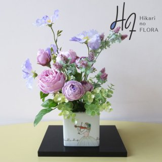 高級造花アレンジメント【九谷焼・武腰美恵子「ミュージック」7】九谷焼人気作家・武腰美恵子先生の花器に高級造花をアレンジしました。