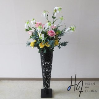 光触媒造花アレンジメント【スタンド７０型ＲＤ629】華やかなグロリオサをローズとオシャレ色のユーカリと共にアレンジした、高さ１２０ｃｍの高級造花スタンド花です。