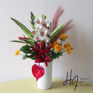 光触媒造花アレンジメント【プナヘレ】シンビジュームとリリーの色の対比が美しい高級造花アレンジメントです。