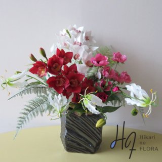 光触媒造花アレンジメント【メディオ】デザイン性の高い花器に、シンビジュームをアレンジした高級造花インテリアです。