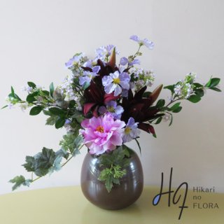 光触媒造花アレンジメント【フェア】ワインレッドのリリィーを使い重厚感を九谷焼産地の花器と共に演出しました。