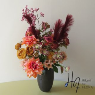 光触媒高級造花アレンジメント【スターシャ】レンガ色とマスタード色のローズを活かす、バーガンディ色のファーンも魅力的です。