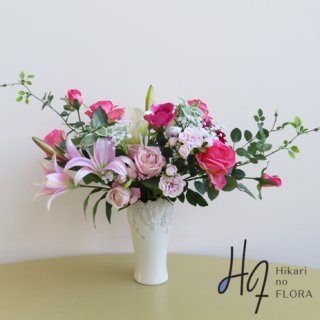 光触媒高級造花アレンジメント【タオフェ】バラとリリィーの横広がりの高級造花アレンジメントです。