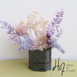 光触媒造花アレンジメント【アイデル】創作フラワーも入れて小さいですが、美しくオシャレな高級造花アレンジメントです。高さ３０ｃｍ