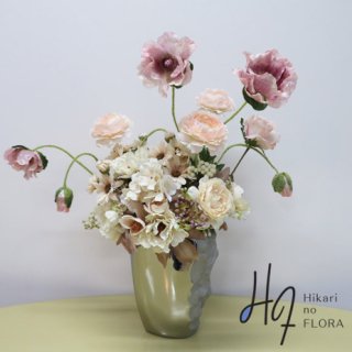 光触媒高級造花アレンジメント【ディア】オシャレでフェミニズム。オブジェのような花器にアレンジしました。高さ５５ｃｍです