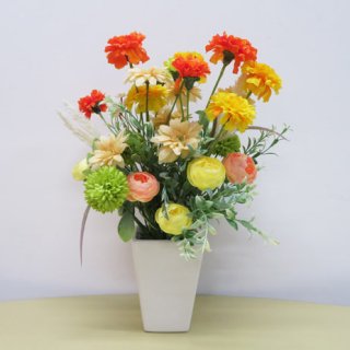 光触媒高級造花アレンジメント【カシレ】マリーゴールドとラナンキュラスの高級造花アレンジメントです。高さ４０ｃｍです