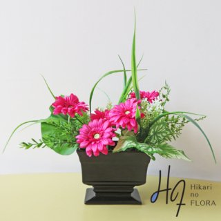 光触媒高級造花アレンジメント【エピファニー】黒い花器にビビットピンクのガーベラを。インパクトがあります。