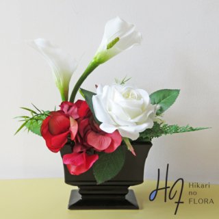 光触媒高級造花アレンジメント【エスポワール】自由に伸びるカラーが美しいです。大きな白いバラも高級感があります。