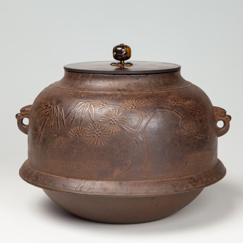 真形 松竹梅地文釜 般若勘渓作 - 茶道具・抹茶通販 | ギャラリー 真形 松竹梅地文釜 般若勘渓作 - 茶道具・抹茶通販 | ギャラリー