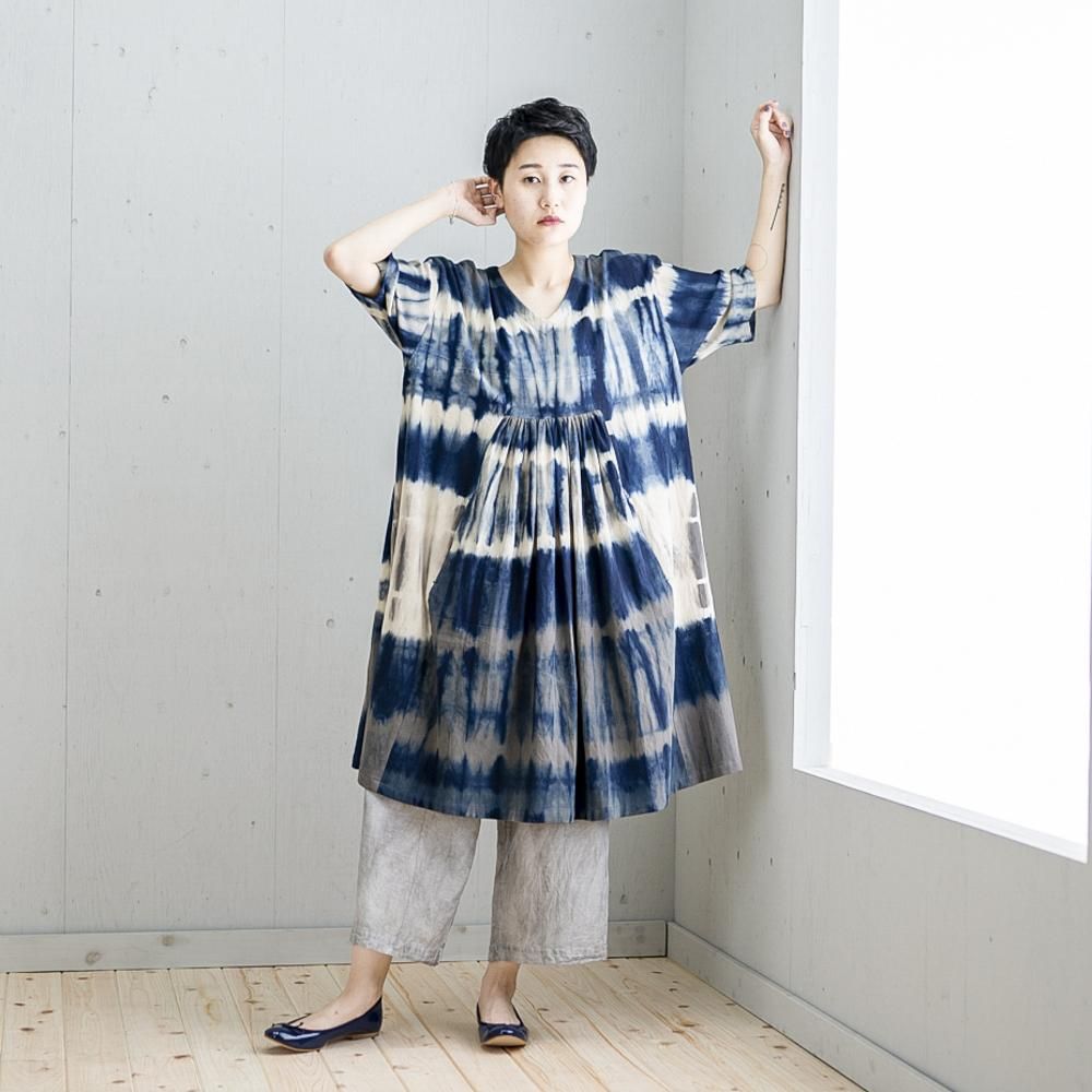 着物リメイク 正絹 大島染 青色葉柄 ヨーク切り替えギャザーワンピース 着物リメイク 正絹 大島染 青色葉柄 ヨーク切り替えギャザーワンピース