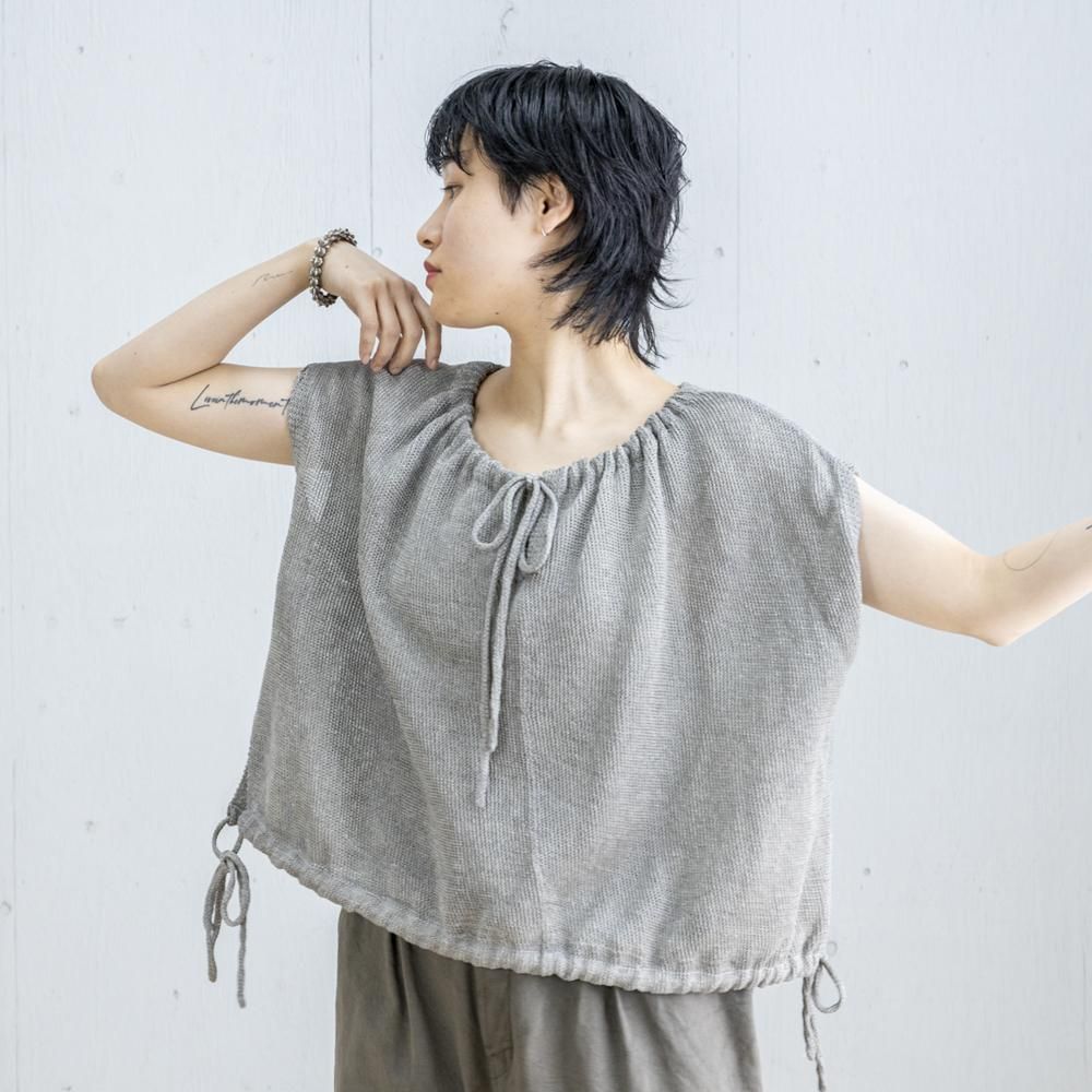 い出のひと時に、とびきりのおしゃれを！ 和紙ニットギャザーベスト（BLACK / GRAY） - 公式オンライン トップス
