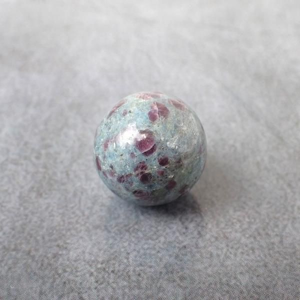 ルビー in カイヤナイト　スフィア　約60mm ルビー in カイヤナイト スフィア 約60mm ルビー in カイヤナイト