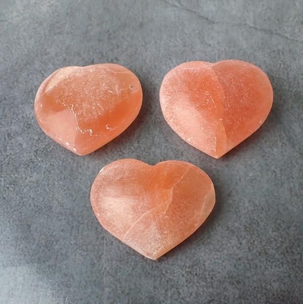 ピンクセレナイト ハート 縦36 - 38mm x 横38 - 40mm x 奥14 - 15mm