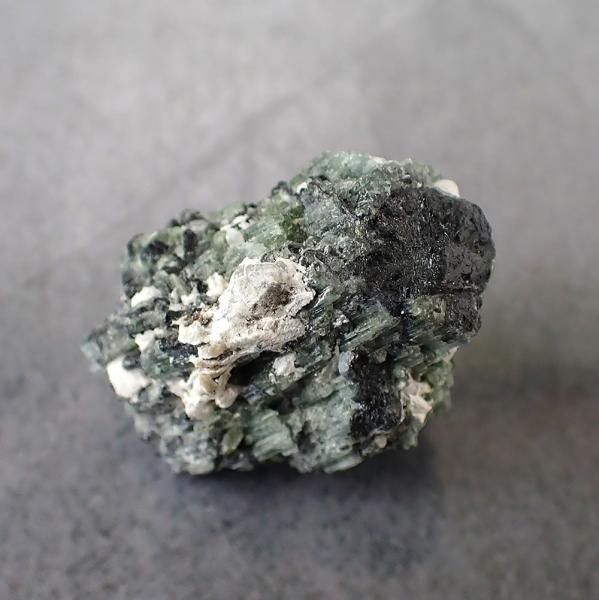 ブルーグリーントルマリン 原石 縦28mm x 横20mm x 奥18mm [OK309