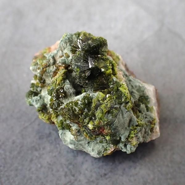 グリーンエピドート 原石 縦44mm x 横30mm x 奥23mm [OK314] - ヒカリ