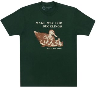 <img class='new_mark_img1' src='https://img.shop-pro.jp/img/new/icons14.gif' style='border:none;display:inline;margin:0px;padding:0px;width:auto;' />Robert McCloskey / Make Way for Ducklings Tee (Forest Green)