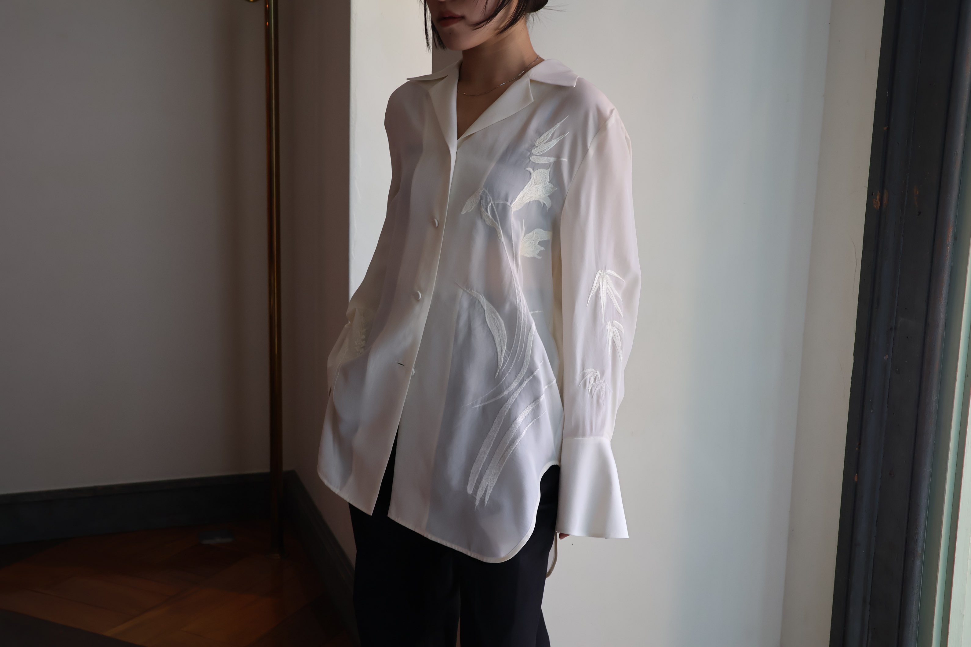 Mame Kurogouchi：Silk Cupra Floral Embroidery Open Collar Shirt - ECRU -  ORANN 通販サイト