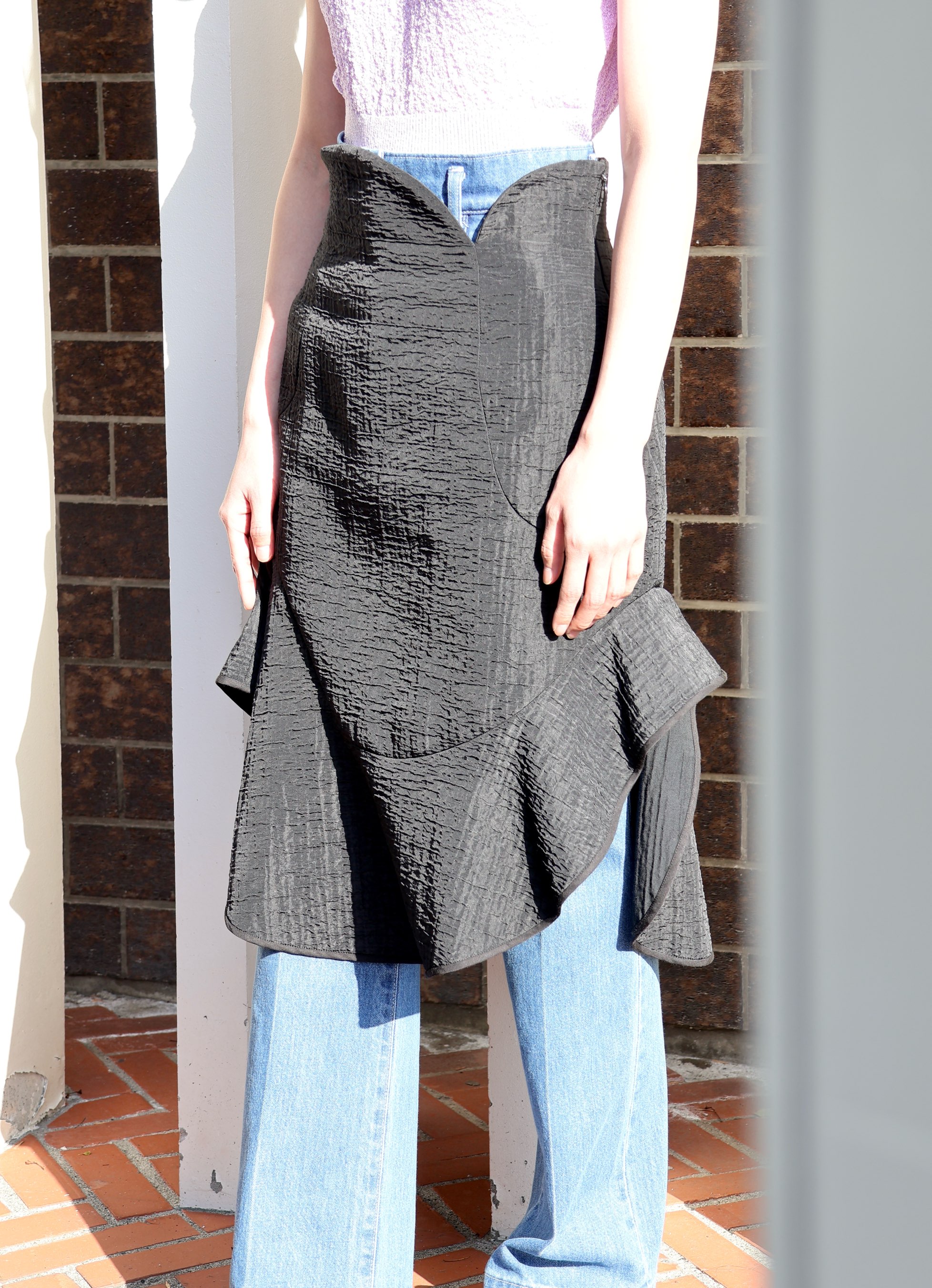 Mame Kurogouchi：Grain Finish Asymmetric Skirt - BLACK