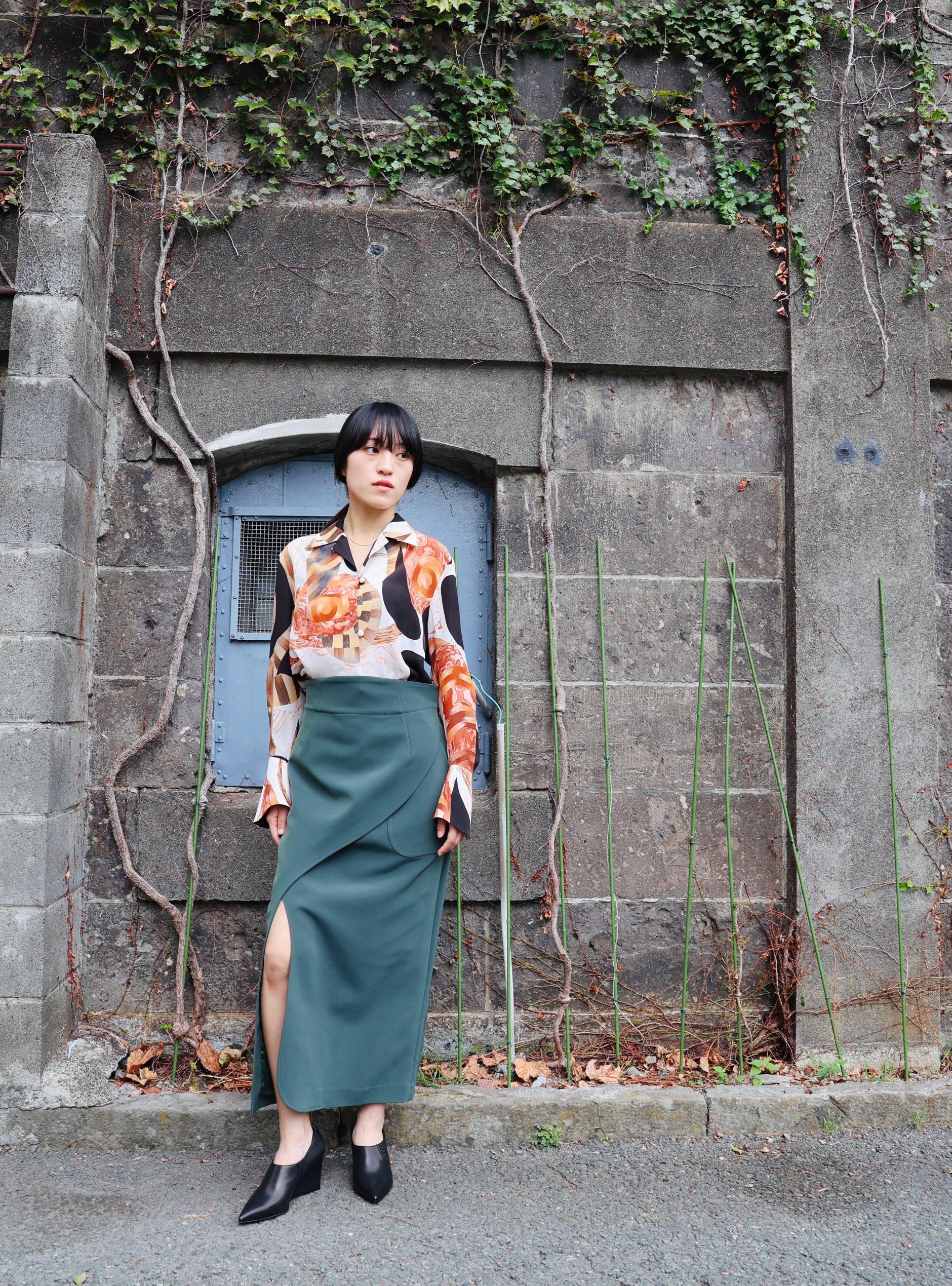 Mame Kurogouchi：Acetate Polyester Curved Line Slit Skirt - KHAKI ...
