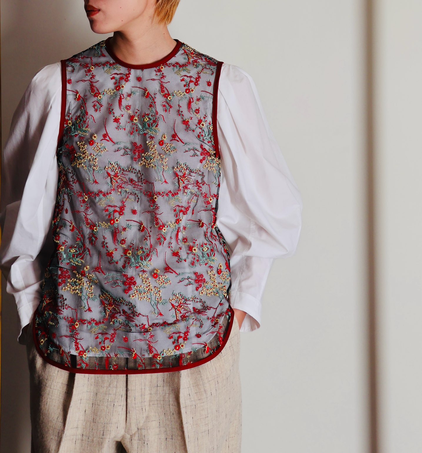 Mame Kurogouchi: Floral Lace Sleeveless Top - VERMILLION Mame Kurogouchi: Floral Lace Sleeveless Top - VERMILLION