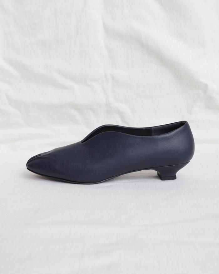 Mame Kurogouchi:Curved Line Low Heel Slipon - NAVY - ORANN Mame Kurogouchi:Curved Line Low Heel Slipon - NAVY - ORANN