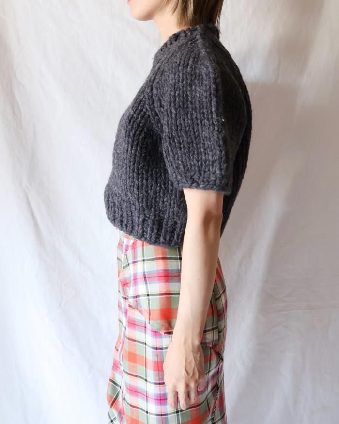 FUMIKA UCHIDA: HAND KNITTED SHORT SLEEVE SWEATER - CHARCOAL FUMIKA UCHIDA: HAND KNITTED SHORT SLEEVE SWEATER - CHARCOAL