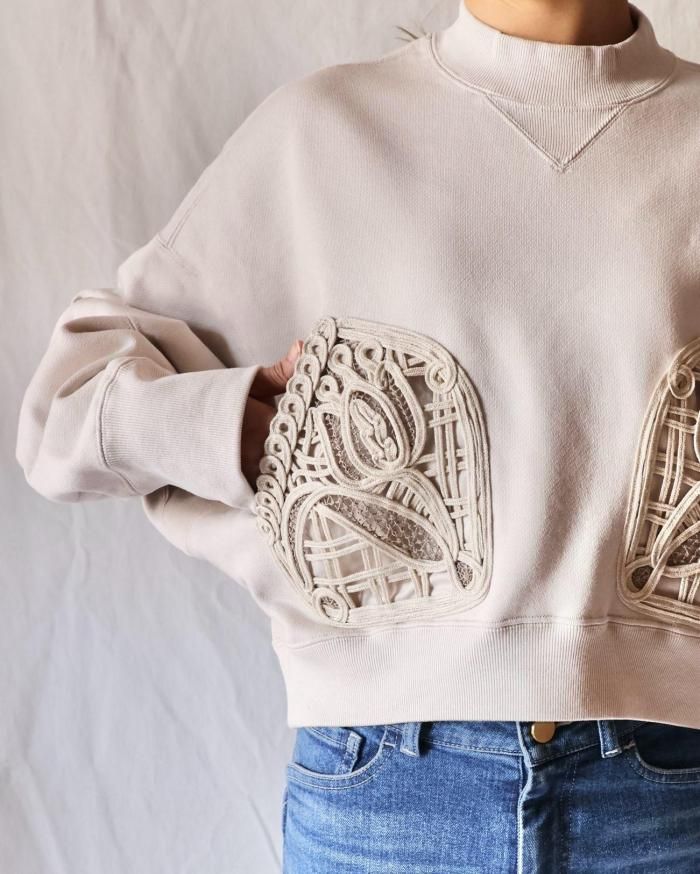 Mame Kurogouchi：Cording Embroidery Cropped Sweatshirt - ECRU