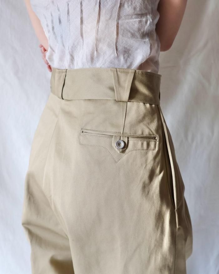 FUMIKA UCHIDA： UNIFORM WEAPON 2-TUCK PANTS - KHAKIBEIGE
