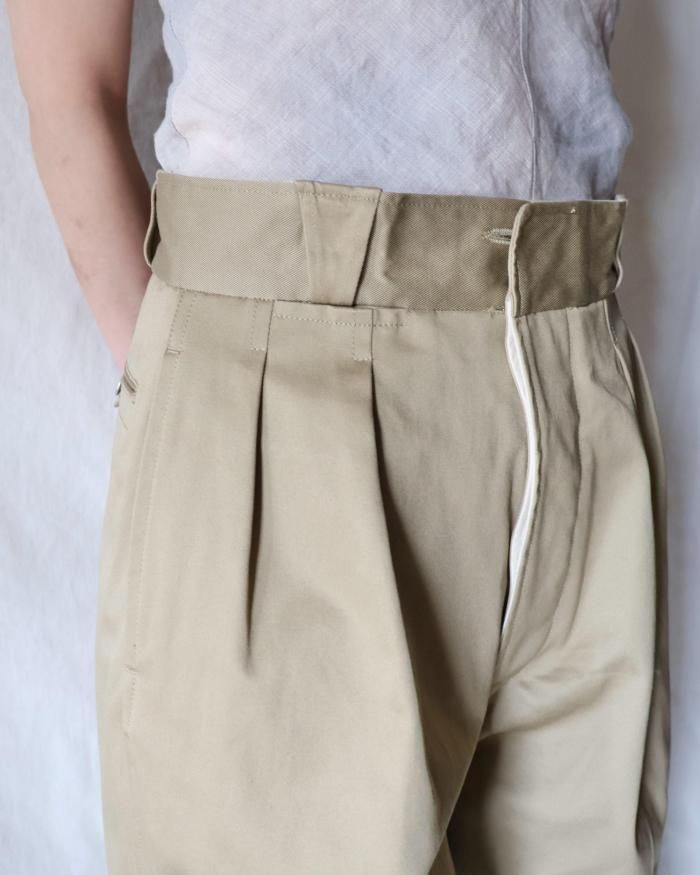 FUMIKA UCHIDA： UNIFORM WEAPON 2-TUCK PANTS - KHAKIBEIGE