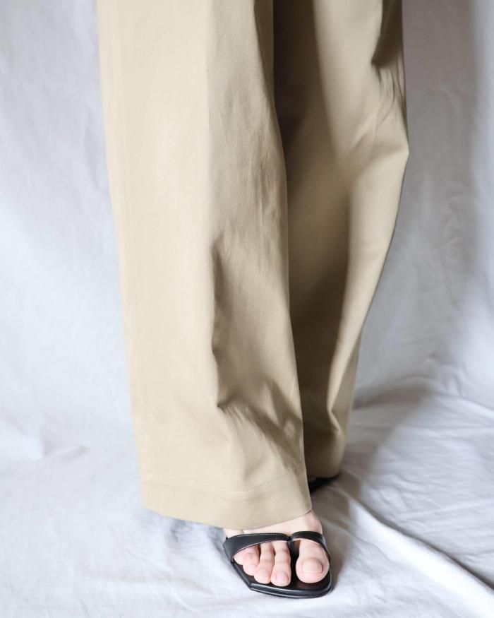 FUMIKA UCHIDA： UNIFORM WEAPON 2-TUCK PANTS - KHAKIBEIGE - ORANN