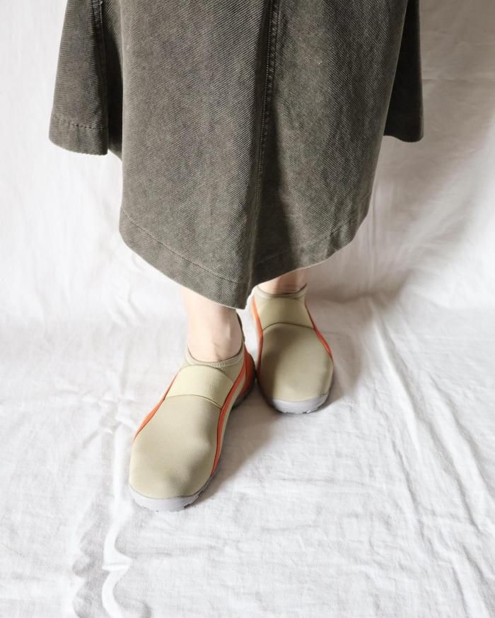 FUMIKA UCHIDA： WATER SLIP-ON - BEIGE - ORANN ONLINE SHOP