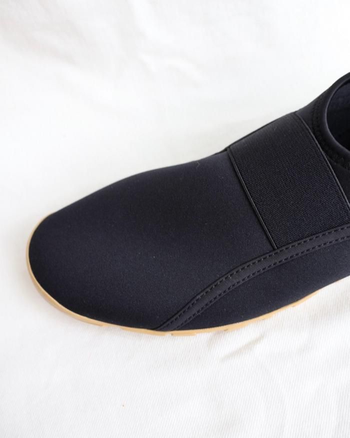 FUMIKA UCHIDA： WATER SLIP-ON - BLACK - ORANN ONLINE SHOP
