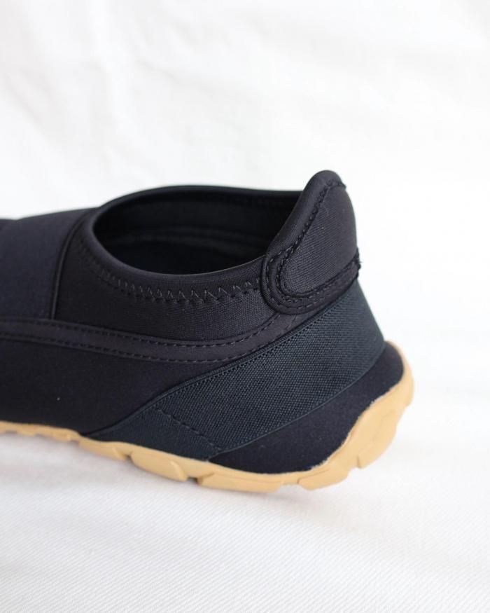 FUMIKA UCHIDA： WATER SLIP-ON - BLACK - ORANN ONLINE SHOP