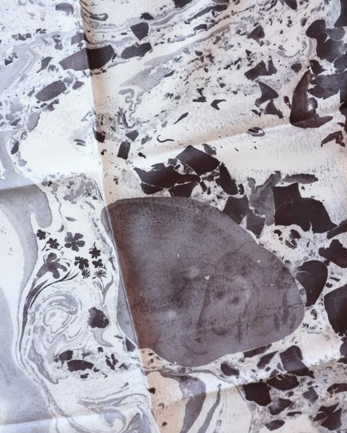 Mame Kurogouchi：Hand Printed Silk Scarf - GREY - ORANN