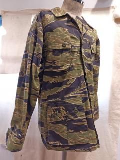 <img class='new_mark_img1' src='https://img.shop-pro.jp/img/new/icons1.gif' style='border:none;display:inline;margin:0px;padding:0px;width:auto;' />NEON TigerStripe Jungle Fatigue jacket
