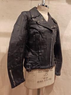 <img class='new_mark_img1' src='https://img.shop-pro.jp/img/new/icons1.gif' style='border:none;display:inline;margin:0px;padding:0px;width:auto;' />70's Lewis Leathers Ladies Lightning 