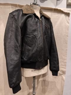 <img class='new_mark_img1' src='https://img.shop-pro.jp/img/new/icons1.gif' style='border:none;display:inline;margin:0px;padding:0px;width:auto;' />70's MADE IN ENGLAND A-10 Type Flight Leather Jacket 