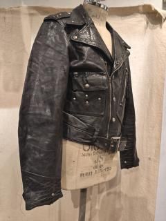 <img class='new_mark_img1' src='https://img.shop-pro.jp/img/new/icons1.gif' style='border:none;display:inline;margin:0px;padding:0px;width:auto;' />70's British Cycle Leathers D-Pocket Double Leather Jacket