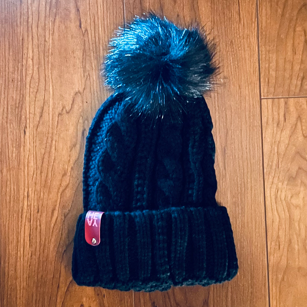 <img class='new_mark_img1' src='https://img.shop-pro.jp/img/new/icons63.gif' style='border:none;display:inline;margin:0px;padding:0px;width:auto;' />cable knit Faux pom Beanie_Black