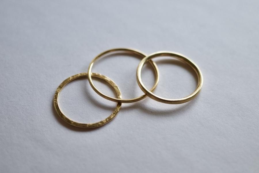 18金の平らに叩き上げた指輪 / 0.7mm - dzdz rings Online Store