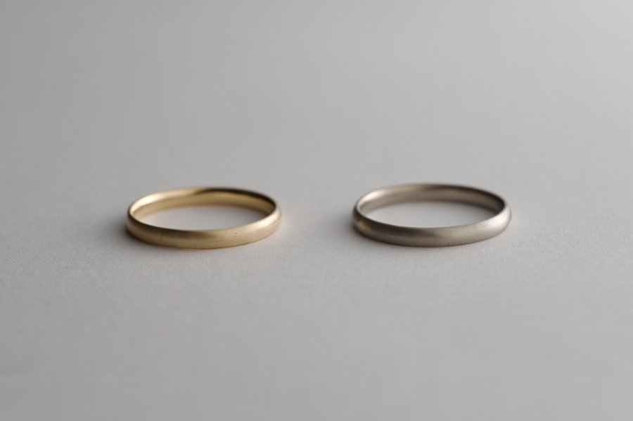 オーバル型の18金の指輪 / 2.0mm