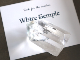 ホワイトテンプル・白い聖堂™ マダガスカル水晶・磨き 89g（１番）