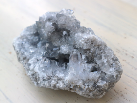 セレスタイト（マダガスカル）群晶原石 501 g