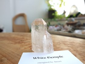 ホワイトテンプル・白い聖堂™（ブラジル水晶）原石 135g ツイン・タビー・レインボー