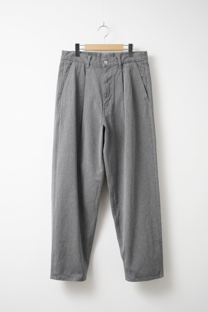 Colorfast Denim Two Tuck Tapered Pants(GRAY)