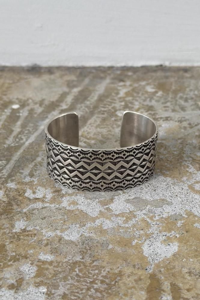 Indian Jewelry / NAVAJO BANGLE by Calvin Martinez