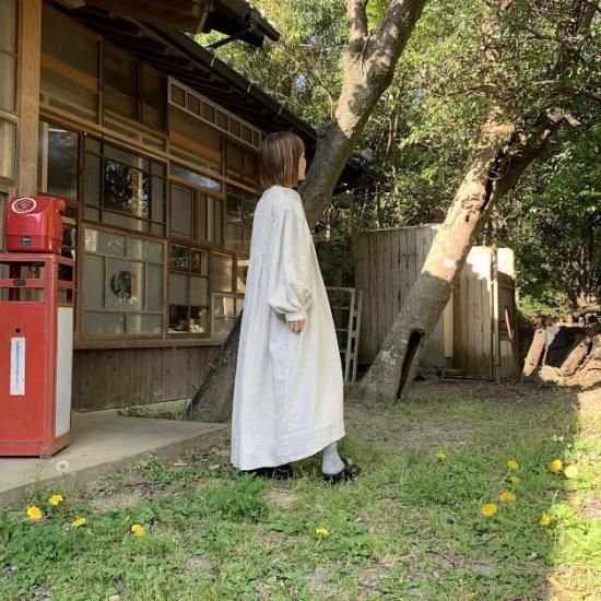 08Mab/ゼロハチマブ ピンタックワンピース - リネン服と暮らしの 08Mab/ゼロハチマブ ピンタックワンピース - リネン服と暮らしの