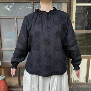 【nous rendent heureux】<br>リネン大柄刺繍<br>シャーリングブラウス