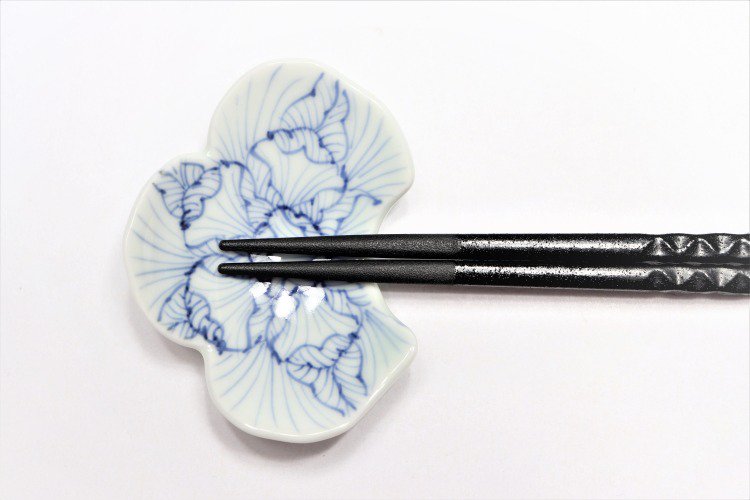 ☆そうた窯　染付花弁紋　松型箸置き 画像サブ6